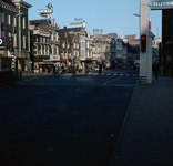 849194 Gezicht op de noordelijke pleinwand van het Vredenburg te Utrecht, vanaf de Catharijnebrug.